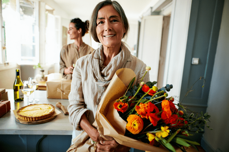 cadeau femme de 60 ans reçoit un joli bouquet orange