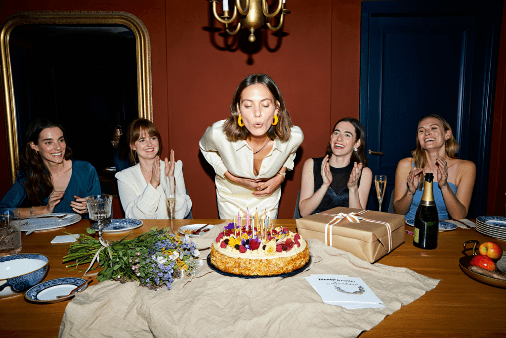 cadeau-femme-qui-a-souffle ses bougies et déballe cadeaux aux restaurant