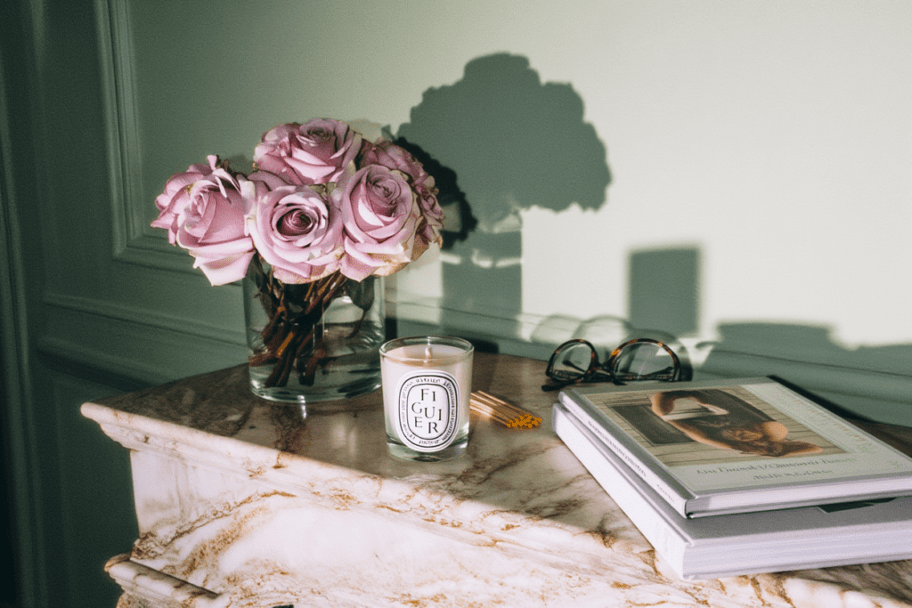 sélection de cadeaux de luxe pour femme de 60 ans (bougie, fleurs, livres...)
