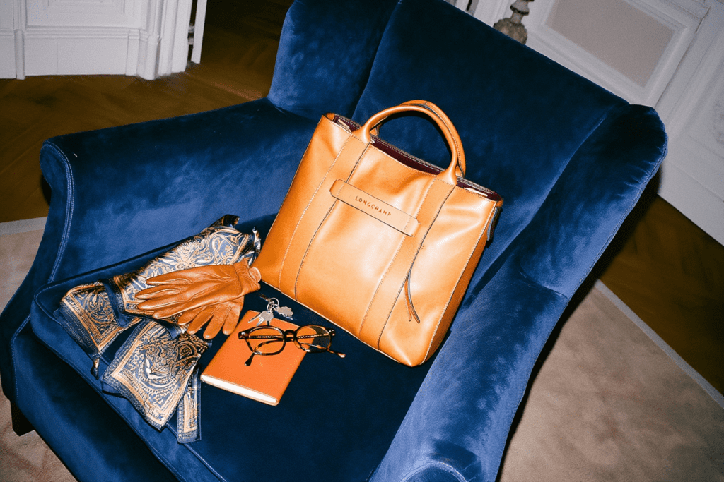 idées de cadeaux pour femme parfum sac gants et bijoux et foulard en soie carré de soie