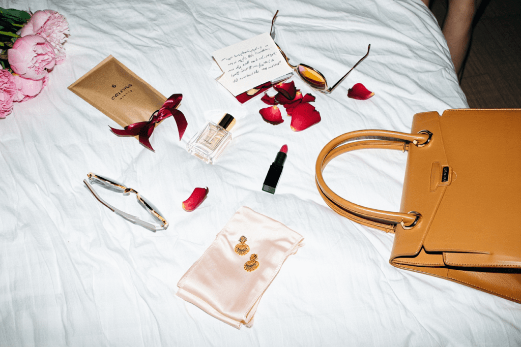 idées cadeau anniversaire femme sac à main produits de beauté bijoux confettis