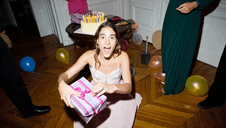 cadeau-anniversaire-femme-30-ans recevant cadeaux avec ses copines dans son salon