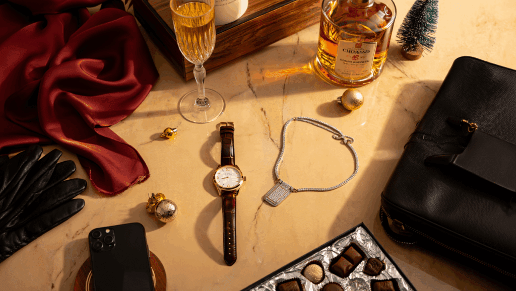 idees-cadeaux-de-luxe avec coupe de champagne chocolats montre collier carré de soie gants sac à main