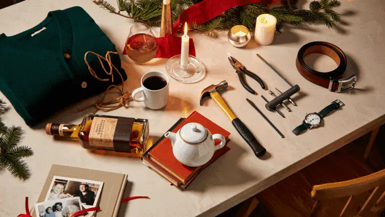 idées-cadeaux-noel-papa sur la table thé livre pull outil montre album