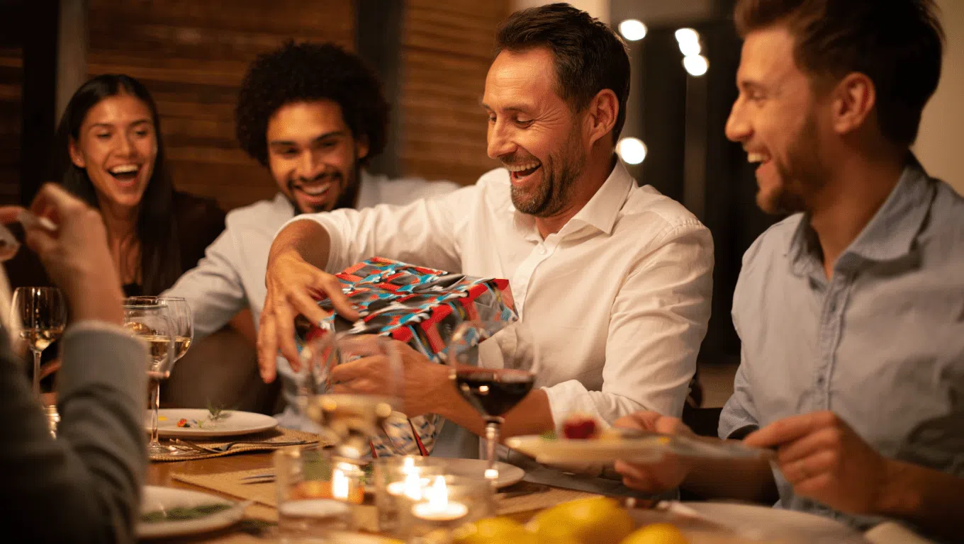 cadeau-homme-qui-a-tout-deballe-cadeau-diner-entre-amis