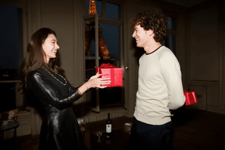 cadeau femme saint valentin couple fête saint valentin et s'offre des cadeaux rouge vue tour eiffel